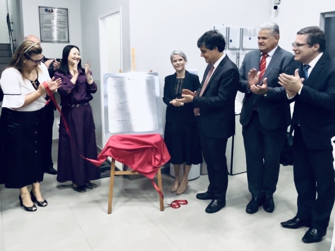 Grupo de pessoas reunidas em torno de placa de reinauguração da nova Casa da Advocacia de Araçatuba.