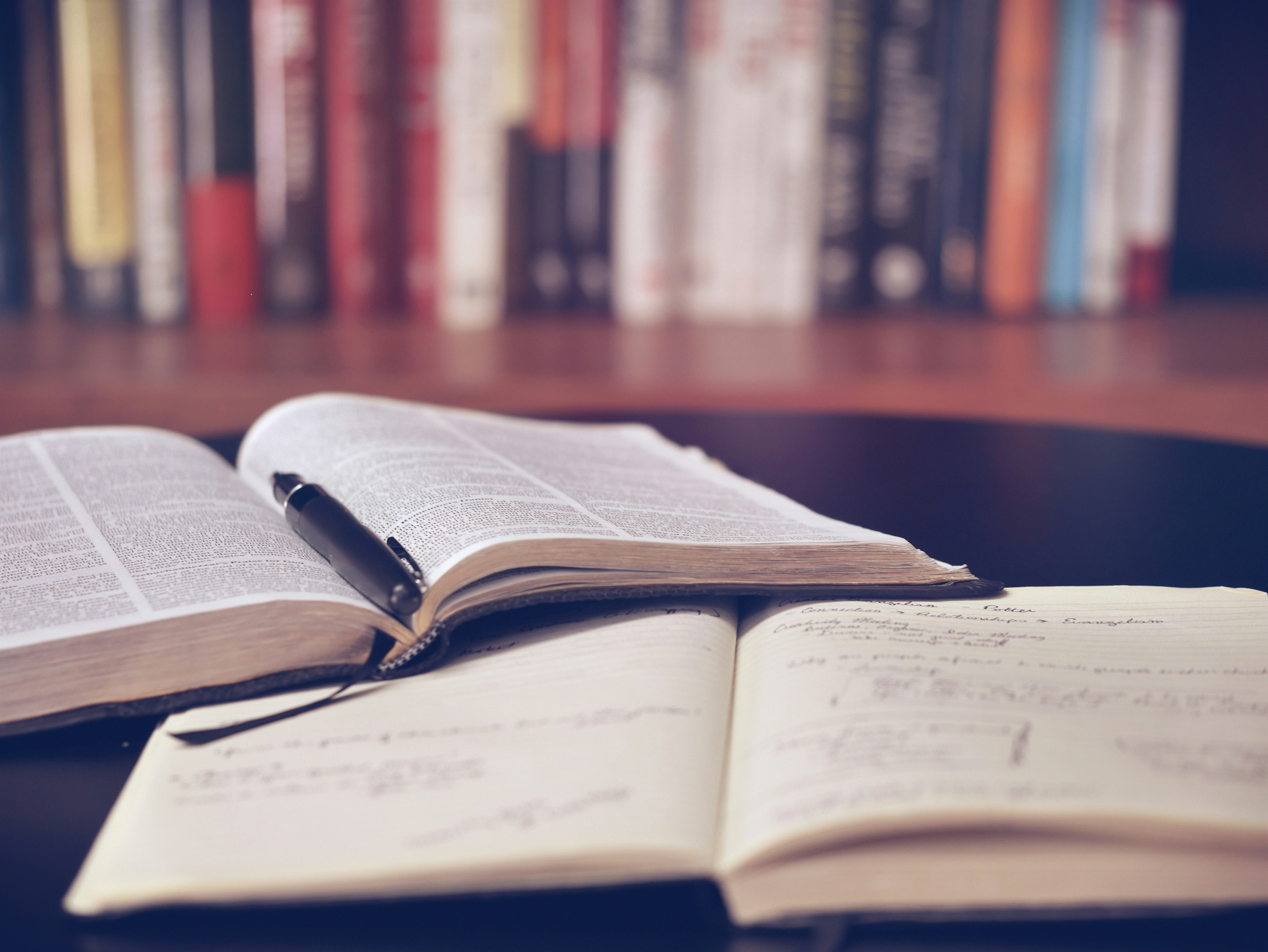 livros abertos em cima de uma mesa, em uma biblioteca