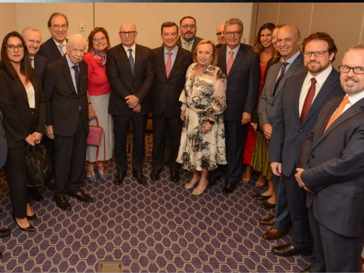 homens e mulheres de terno posando para foto