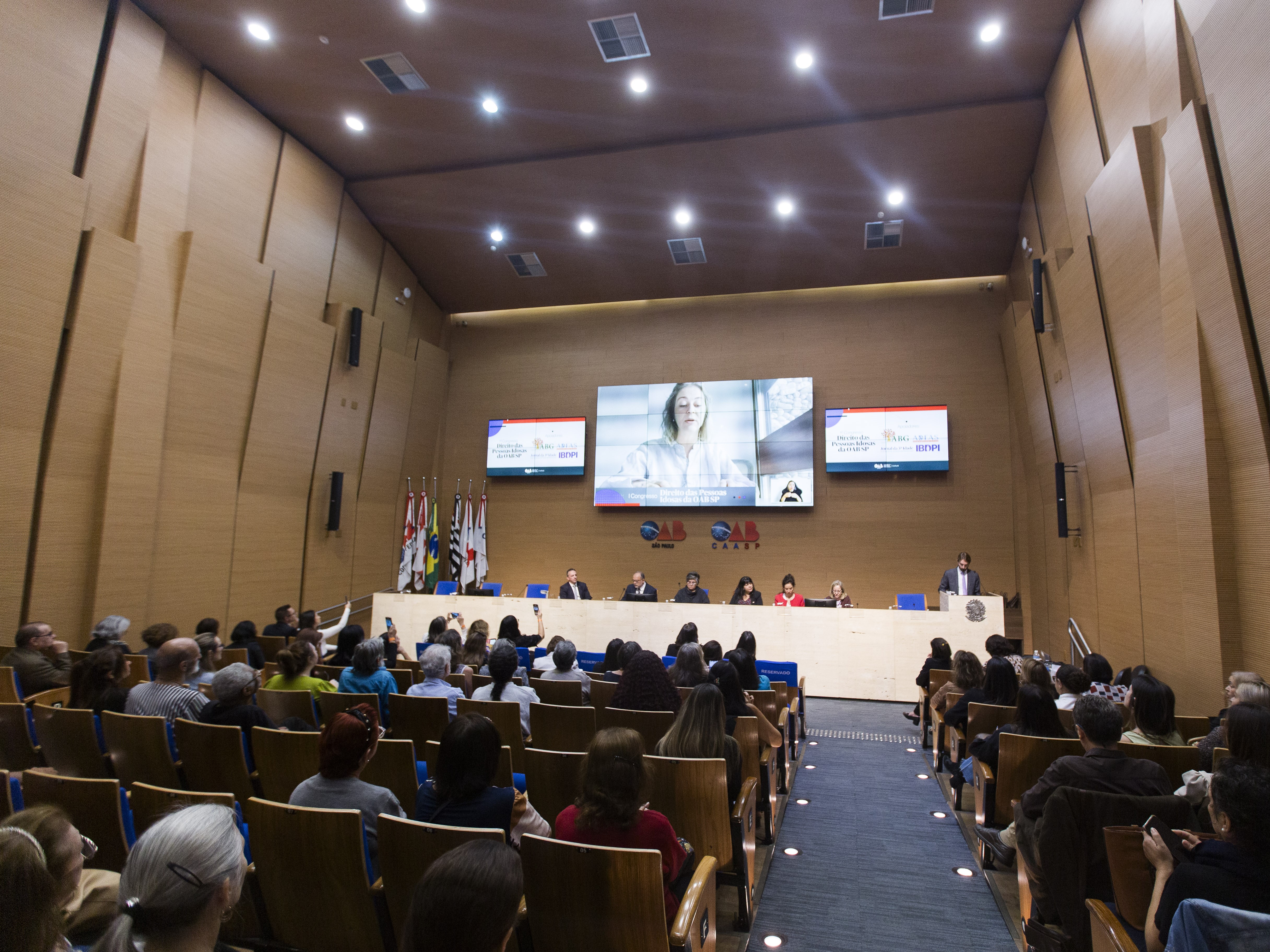  Público sentado em cadeiras durante um evento.