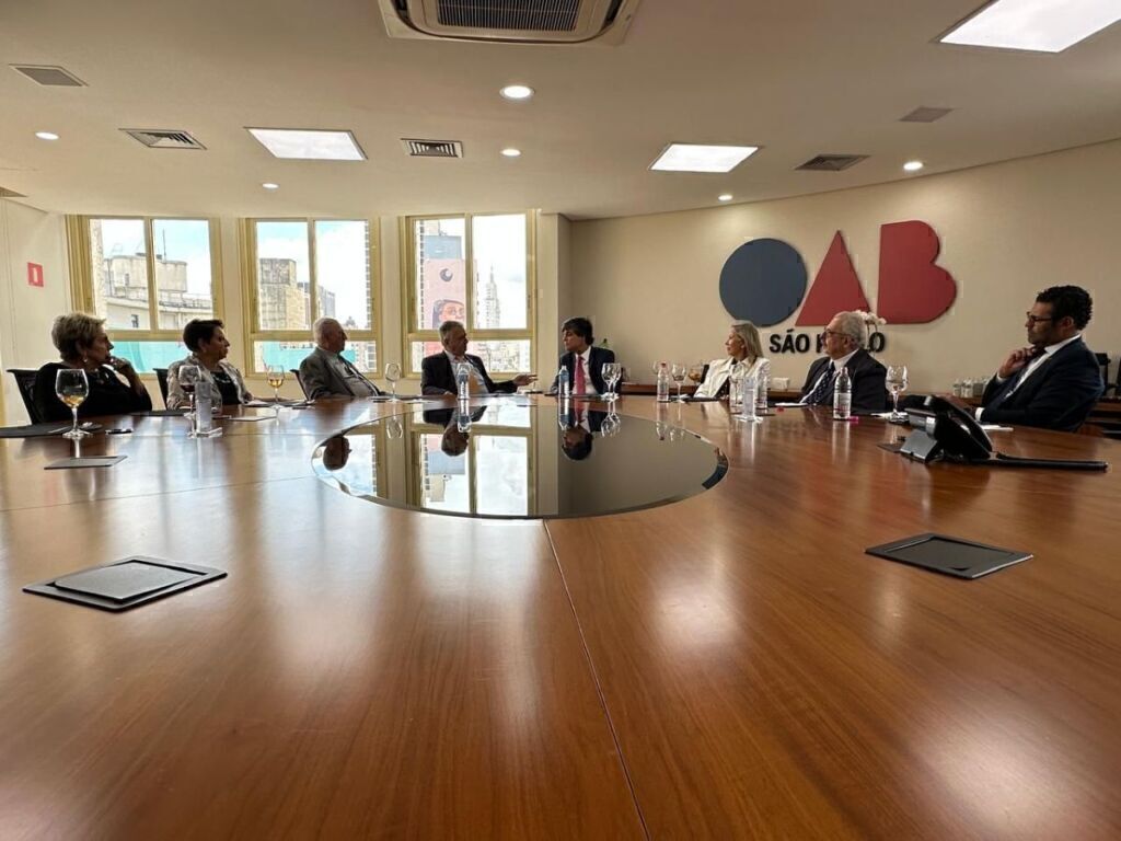OAB SP recebe membros do CRECISP em visita institucional
